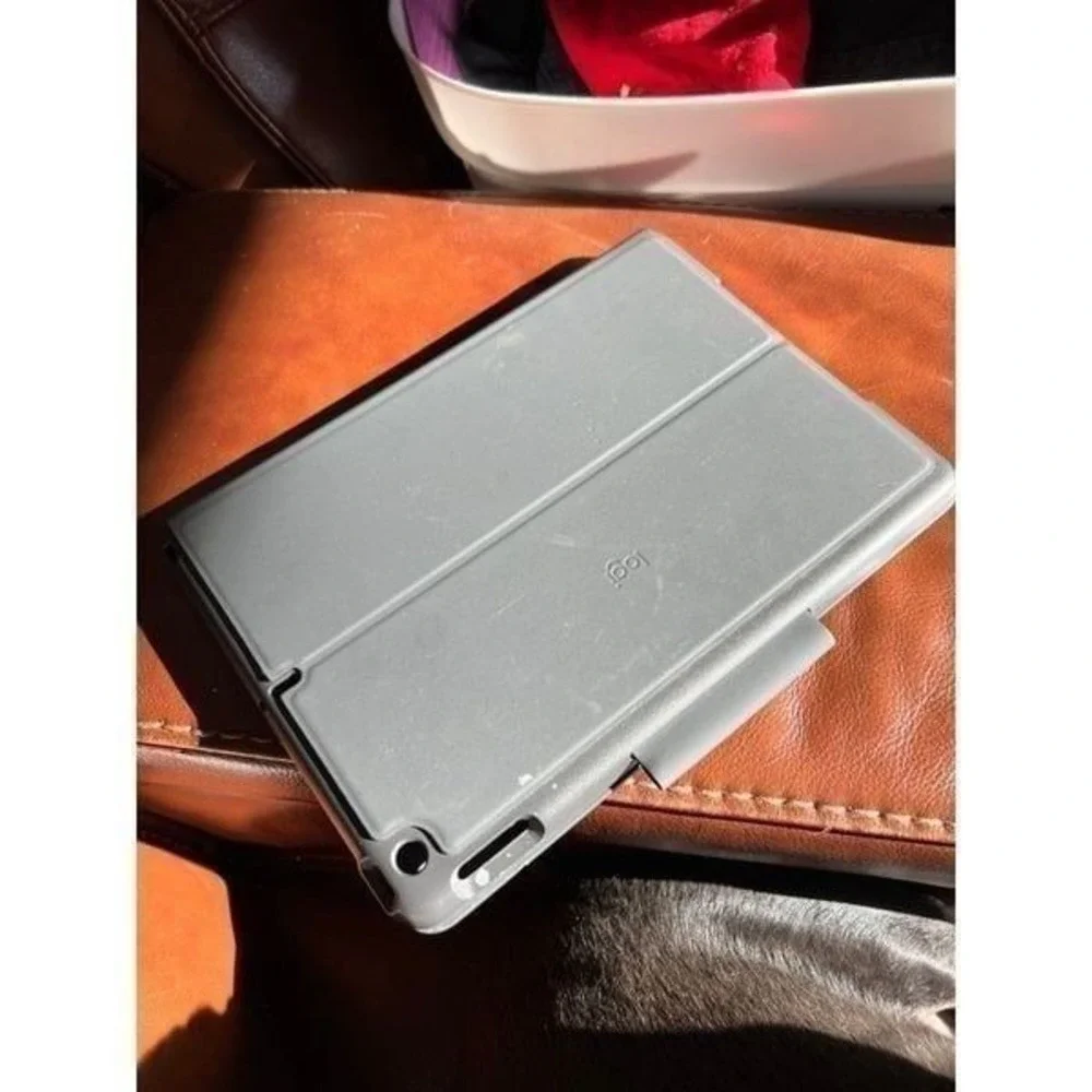 Logitech Slim Folio Keyboard Case for iPad® (7th, 8th & 9th Generation)‎